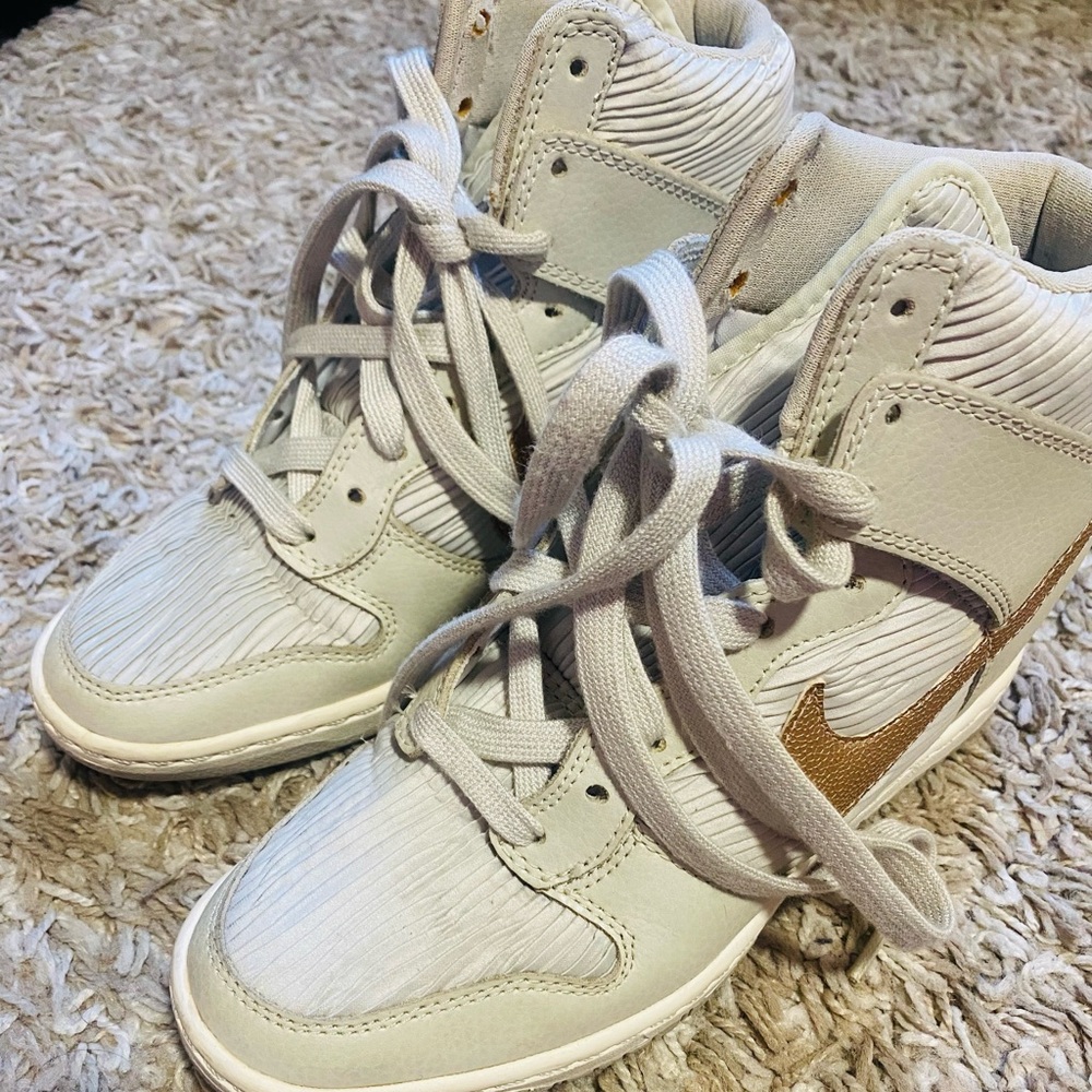 Nike Women Dunk Sky Hi Essential